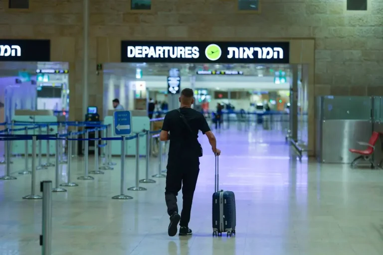 AA-20240825-35484418-35484414-RISING_TENSIONS_ON_ISRAELLEBANON_BORDER_CAUSE_CONGESTION_AT_BENGURION_AIRPORT