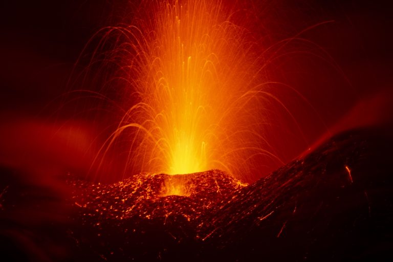 AA-20250403-37529492-37529491-ITALIJA_VULKANOT_ETNA_ISFRLA_PEPEL_I_LAVA