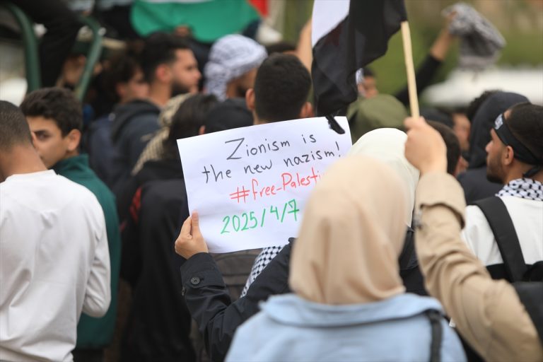 AA-20250407-37560149-37560145-PROTESTI_VO_DAMASK_PORADI_IZRAELSKITE_NAPADI_VRZ_PALESTINTSITE