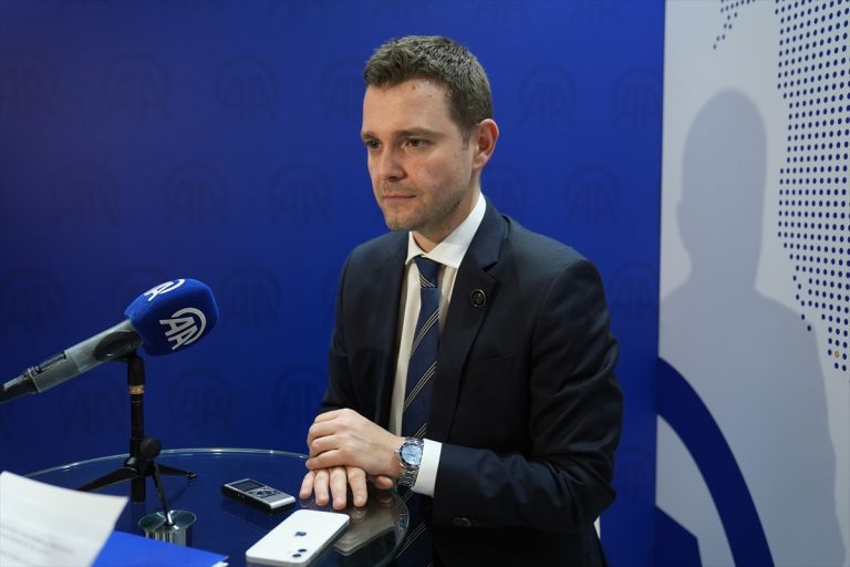 AA-20250413-37618078-37618077-MINISTEROT_MUTSUNSKI_GO_ISTAKNA_PRIDONESOT_NA_TURSKITE_INVESTITORI_VO_SEVERNA_MAKEDONIJA