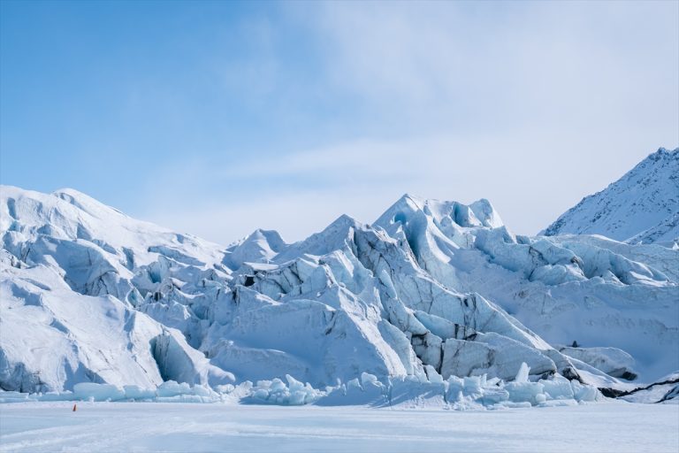 AA-20250413-37619615-37619595-GLECHEROT_MATANUSKA_NA_ALJASKA_OGROMNA_LEDENA_POVRSHINA_SO_MISTERIOZNI_PESHTERI_OD_MRAZ