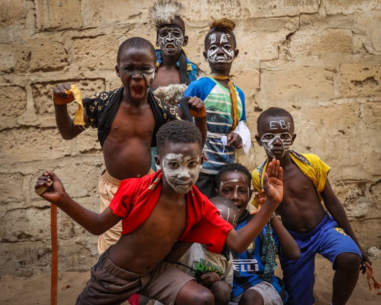 AA-20250422-37707957-37707947-SENEGAL_DETSATA_VO_DAKAR_SO_TRADITSIONALNI_KOSTIMI_JA_ODBELEZHAA_TRADITSIJATA_SIMB
