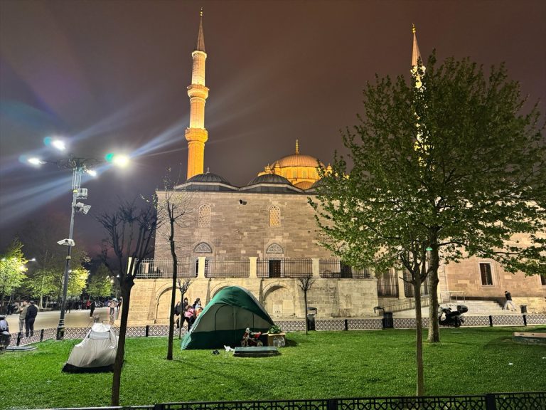 AA-20250424-37732766-37732760-ZHITELITE_NA_ISTANBUL_JA_POMINAA_NOKJTA_NA_OTVORENO_PORADI_ZEMJOTRESOT