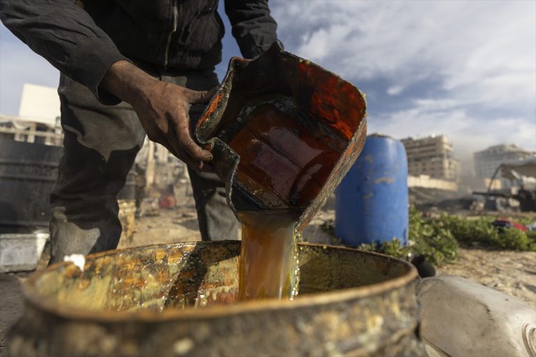 AA-20250502-37819677-37819662-GAZA_PALESTINTSITE_PROIZVEDUVAAT_GORIVO_OD_OTPADNA_PLASTIKA_PORADI_TESHKOTIITE_SO_SNABDUVANJE