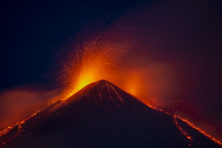 AA-20250513-37938022-37938021-VULKANOT_ETNA_VO_ITALIJA_POVTORNO_ERUPTIRA_ISFRLAJKJI_PEPEL_I_LAVA