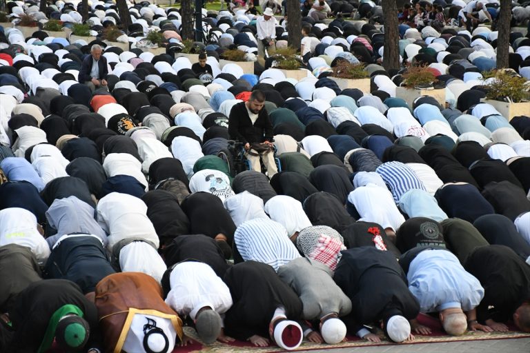 AA-20250606-38199452-38199449-SO_UTRINSKATA_BAJRAMSKA_MOLITVA_MUSLIMANITE_OD_REGIONOT_GO_DOCHEKAA_KURBAN_BAJRAM_TIRANA